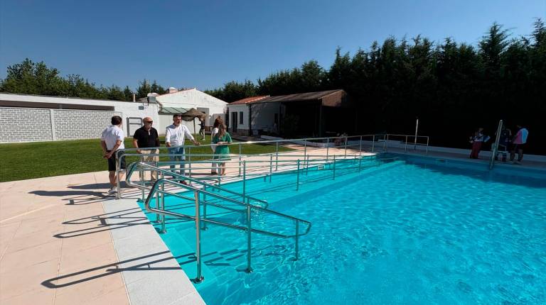 <i>Autoridades en la piscina municipal de Siles (Jaén). / Diputación de Jaén. </i>