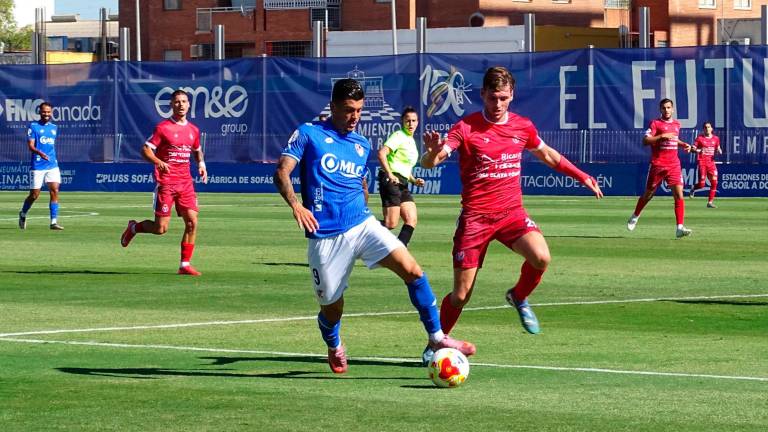 Diego Talaverón conduce el balón en una jugada contra la Deportiva Minera en la primera vuelta. / Antonio del Arco.