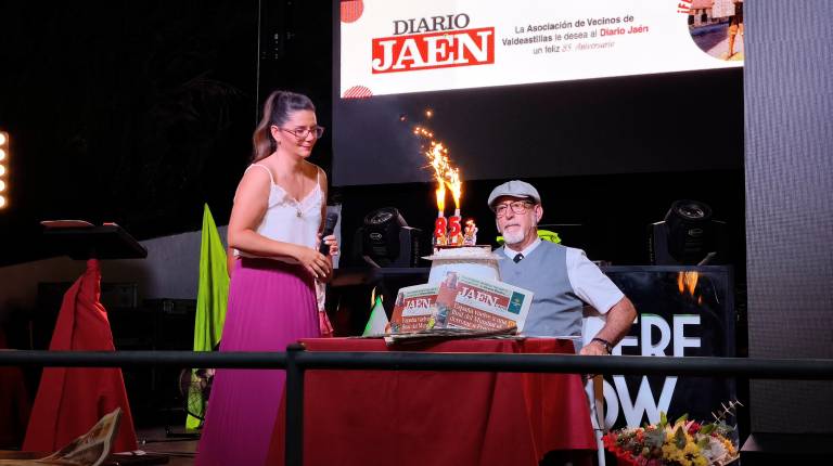 <i>Participantes de la obra teatral rinden homenaje al 85 aniversario de Diario JAÉN. / Agustín Muñoz / Diario JAÉN. </i>