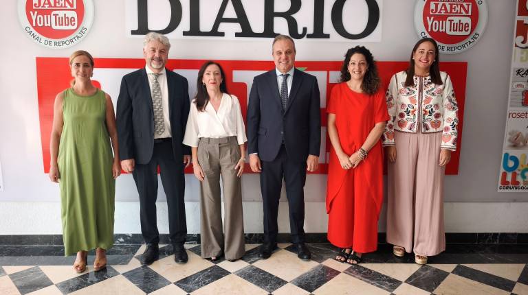 <i>El equipo directivo de Diario JAÉN recibió a Adolfina Martínez en su sede corporativa, donde la consejera pudo conocer por dentro cómo es la Redacción y ser partícipe de la evolución tecnológica de los últimos 85 años. Eleuterio Muñoz, presidente; Juan Espejo, director, y las adjuntas a la Dirección, Ana Gómez y Manuela Rosa, en la imagen, junto con la delegada Ana Mata. / Agustín Muñoz / Diario JAÉN. </i>