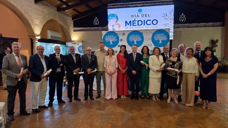 <i>Ana Mata, Gerardo Pérez Chica y Francisca Medina con el resto de autoridades y los distinguidos como médicos honoríficos.</i>