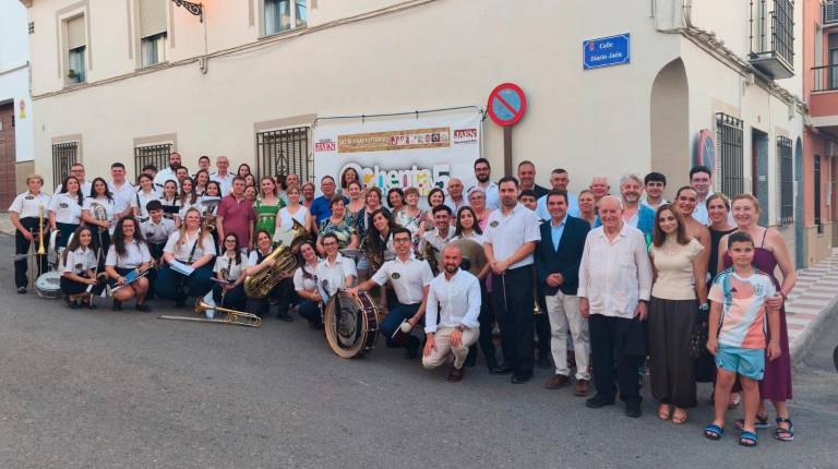 <i>Foto de familia en la recientemente renombrada como Calle Diario JAÉN, en Porcuna. / P. Espinosa / Diario JAÉN.</i>