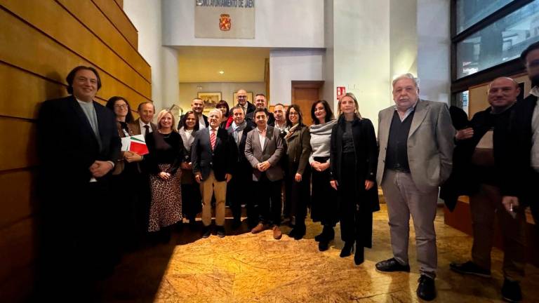 Reyes dice que cada militante tiene libertad para optar a dirigir el PSOE-A