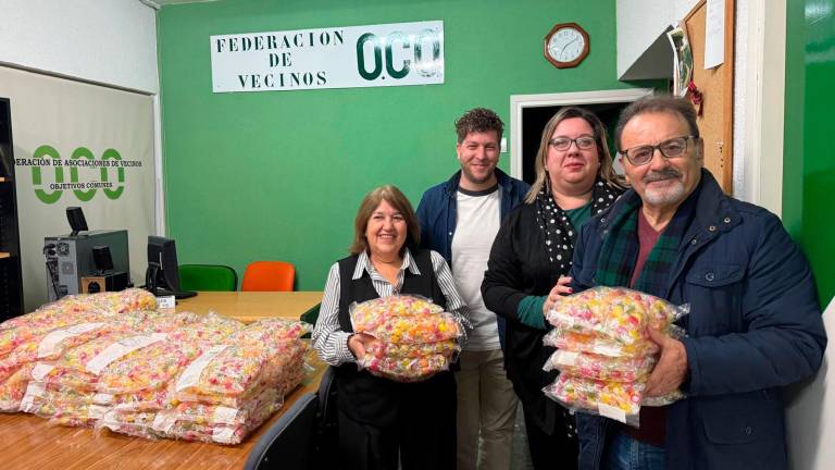 Asociaciones vecinales de Jaén recuperan el reparto de caramelos tras más de 15 años