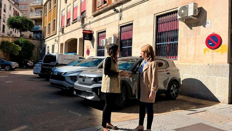 Las concejalas del PP María Segovia y Maribel López junto a la comisaría del CNP en Jaén. / Partido Popular de Jaén.