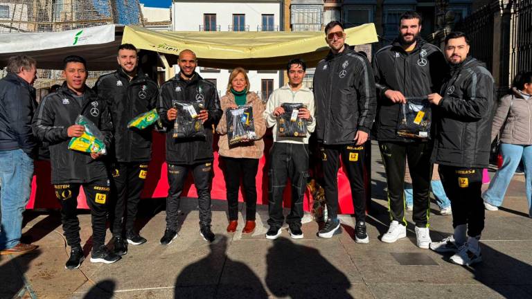 El Jaén Paraíso Interior lleva ilusión y solidaridad al Hospital Materno Infantil y participa en el Ecomercadillo