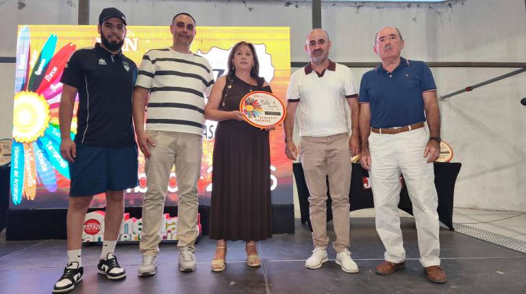 <i>Los miembros de la directiva del Canena Atlético recogen el galardón de manos del alcalde, José Carlos Serrano. / Agustín Muñoz / Diario JAÉN.</i>