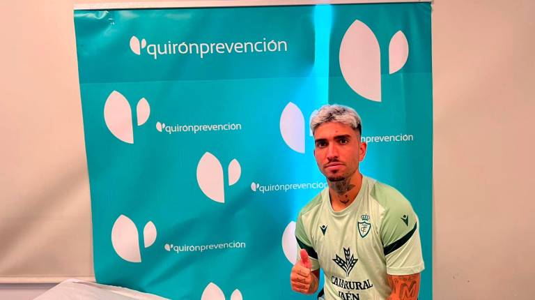 <i>Óscar Lozano posa en las instalaciones de Quirón Prevención. / Real Jaén.</i>