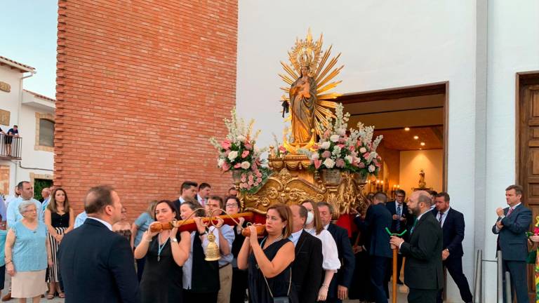 Imagen de la Virgen de la Encarnación tras salir de su templo / Nacho Guzguti / Diario JAÉN.