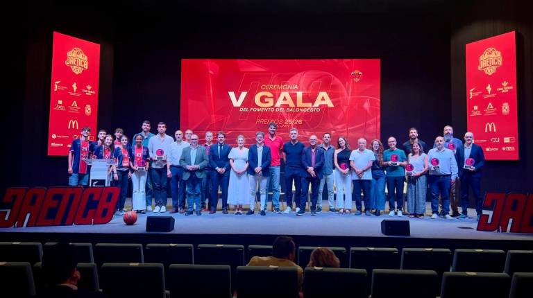 <i>Foto de familia de las once entidades y jugadores premiados junto a las autoridades tras el término de la Gala de Fomento de Valores del Baloncesto. / Joaquín Quirós / Jaén CB.</i>