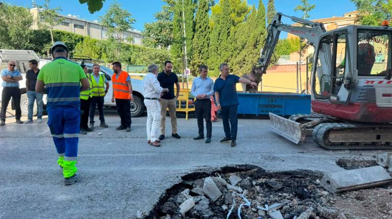 <i>Julio Millán y Javier Padorno visitan el inicio de obras en la Avenida de Arjona. / Ayuntamiento de Jaén.</i>