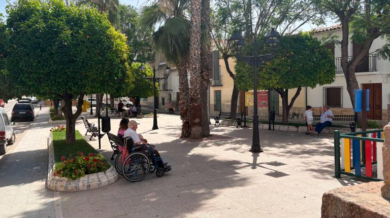 <i>Vecinos de Villanueva de la Reina buscando la sombra a principios de semana, cuando se llegaron a marcar 41 grados en el municipio. / J. F. Paredes / Diario JAÉN. </i>