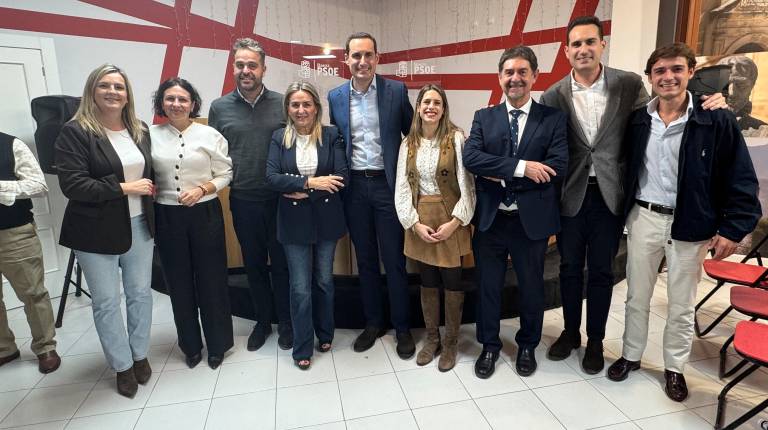 <i>Acto del Partido Socialista en Baeza con Lola Marín, Isabel Uceda, Juan Francisco Serrano y Juan y José Latorre y la militancia. / PSOE.</i>
