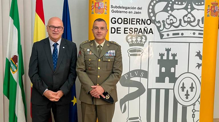<i>El subdelegado Manuel Fernández y el general Jesús Manuel Martínez. / Subdelegación del Gobierno.</i>