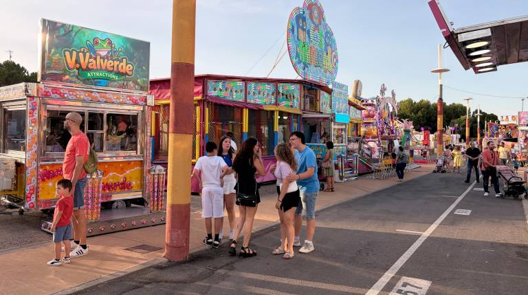 <i>Varias personas disfrutando de las atracciones ayer en el recinto ferial “Alcalde Alfonso Sánchez Herrera”. / A. I. Bravo / Diario JAÉN. </i>