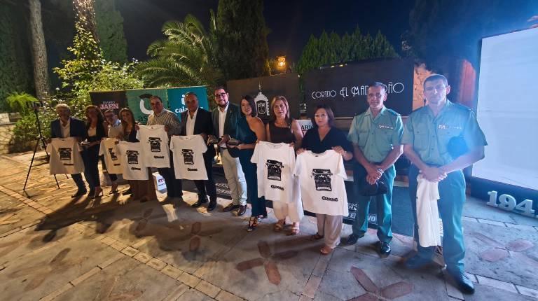 <i>Foto de familia de autoridades, representantes empresariales y agentes de las fuerzas del estado en el acto realizado en el cortijo El Madroño. / Agustín Muñoz / Diario JAÉN</i>