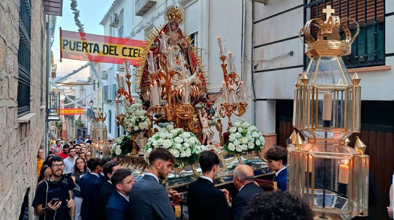 <i>La Virgen de las Mercedes avanza por la primera calle del paso en su traslado hasta la parroquia de la Merced. / Adrián Claudio Bonache / Diario JAÉN.</i>