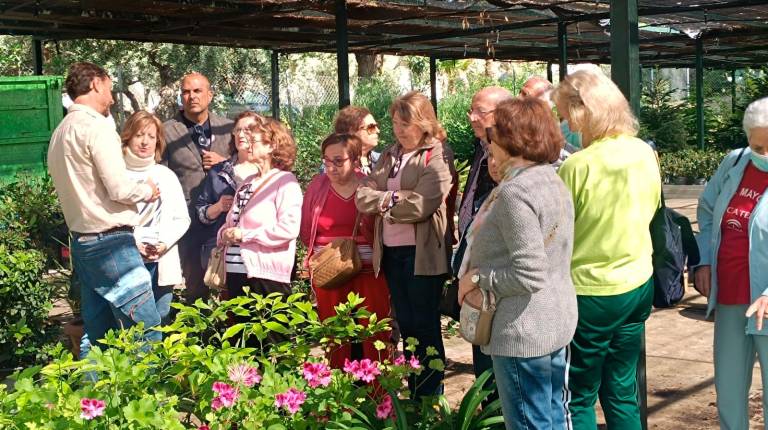 <i>El concejal de Medio Ambiente, José María Cano, con las personas mayores en su visita al vivero. Ayuntamiento de Jaén</i>