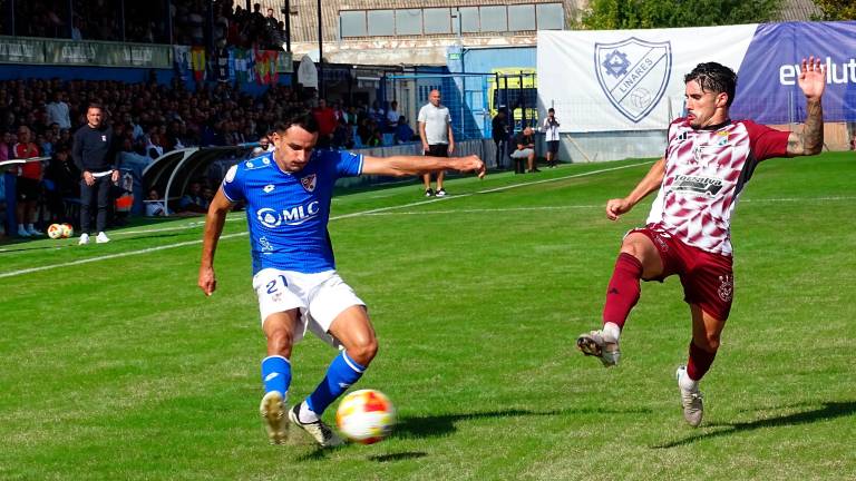 Victor López dando un pase frente a un rival del Xerez CD en la jornada 9 de Segunda Federación. / Antonio del Arco Sánchez
