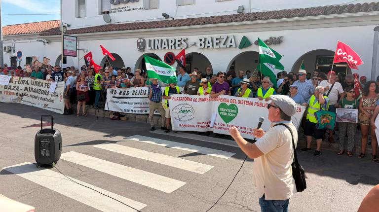 <i>Reivindicaciones ferroviarias en la Estación Linares-Baeza. / Ana Isabel Bravo / Diario JAÉN</i>