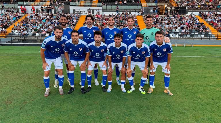 <i>Alineación del Linares Deportivo antes del partido contra el CD Badajoz en el Nuevo Vivero. / Linares Deportivo. </i>