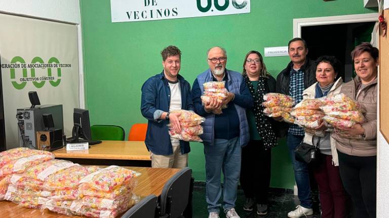 Asociaciones vecinales de Jaén recuperan el reparto de caramelos tras más de 15 años