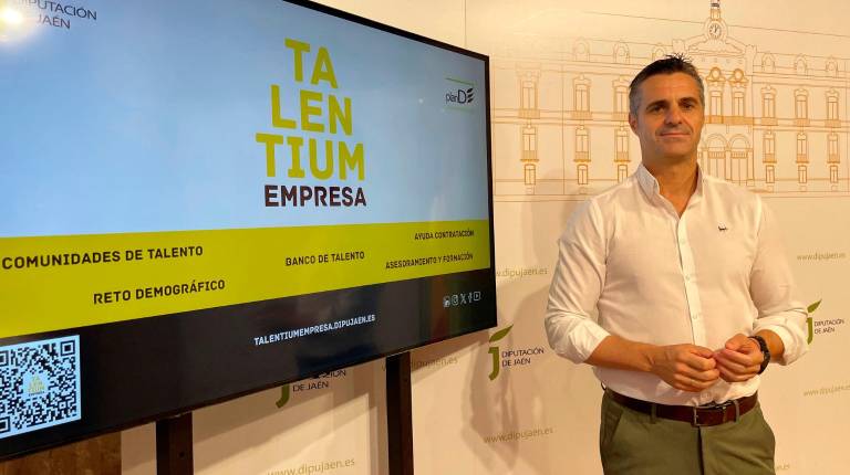 <i>Luis Miguel Carmona, en rueda de prensa. / Diputación de Jaén.</i>