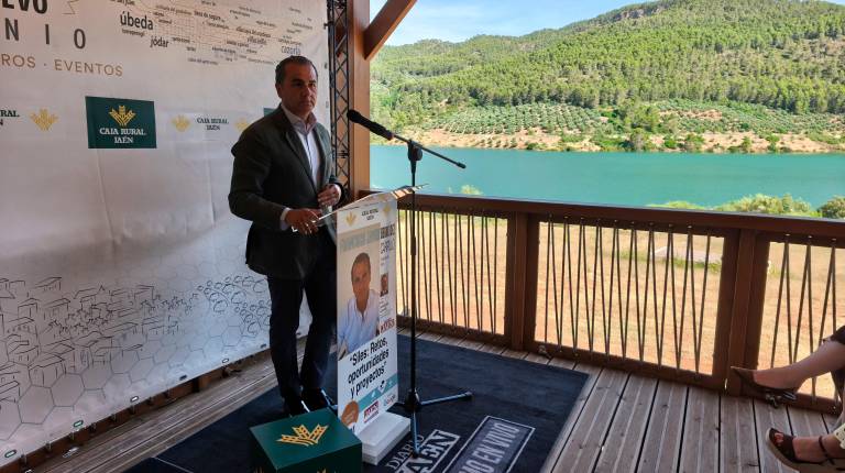 <i>El alcalde de Siles, Francisco Javier Bermúdez, durante su intervención en una nueva edición de los Diálogos “Jaén Nuevo Milenio”. / Agustín Muñoz / Diario JAÉN.</i>