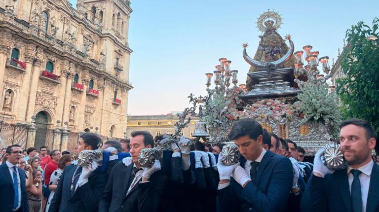 <i>El trono de la Virgen de la Capilla, a su paso por la Catedral en su procesión del pasado día 11 de junio. / Ana Isabel Bravo / Diario JAÉN</i>