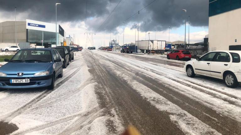 El granizo pinta de blanco las calles de Úbeda en tan solo 10 minutos