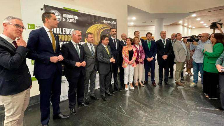 Foto de familia en el XXII Simposium Internacional Científico-Técnico de Expoliva. / Ana Isabel Bravo / Diario JAÉN. 