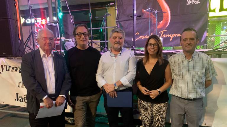 <i>África Colomo junto al Miguel Ortega, Juan Carlos Castillo y otros ediles.</i>