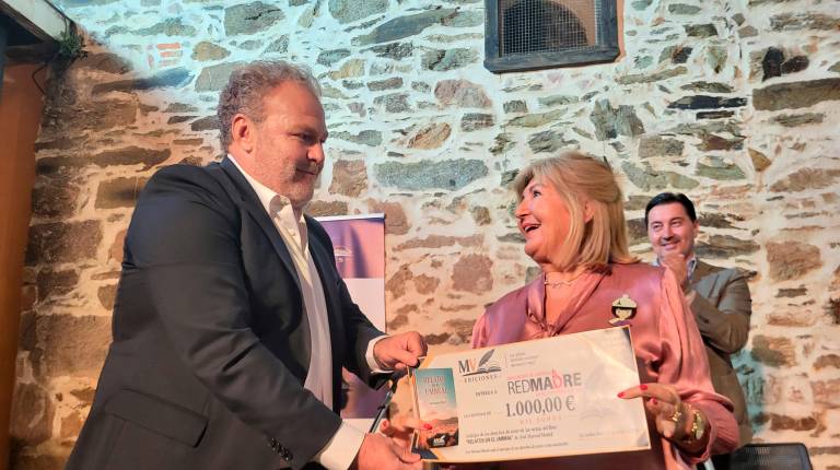 <i>El editor en el momento de la entrega del cheque de mil euros a la organización Redmadre.</i>