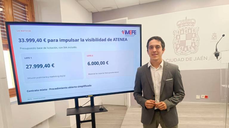 <i>Luis García Millán tras la presenntación. / Ayuntamiento de Jaén.</i>