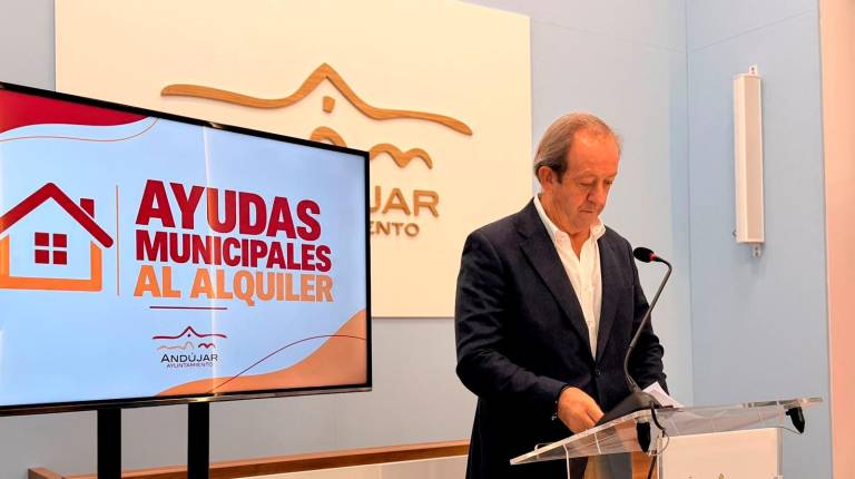 <i>El alcalde de Andújar, Francisco Carmona, informando de las ayudas. / Ayuntamiento de Andújar.</i>