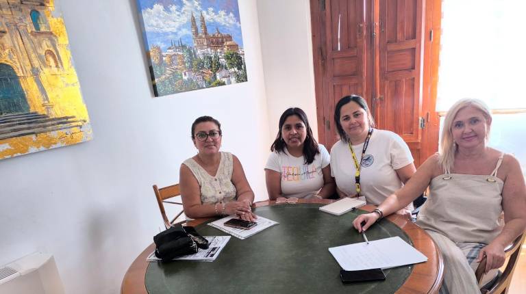 <i>María Espejo se reúne con representantes de la Plataforma de Emigrantes Latinos de Jaén. / Ayuntamiento de Jaén.</i>