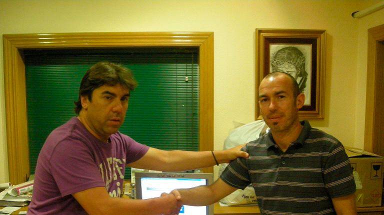 <i>2011. ACUERDO. Nicolás Sabariego y Daniel Rodríguez se saljudan tras su fichaje. / Manuel Contreras.</i>