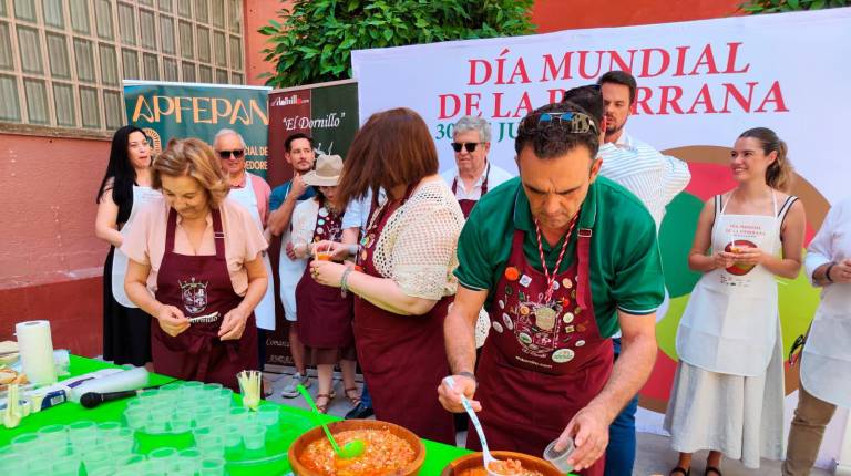 <i>Numerosos jiennenses hicieron cola para degustar una pipirrana fresquita con la que aluviar el calor reinante. / Carmen Jiménez / Diario JAÉN.</i>
