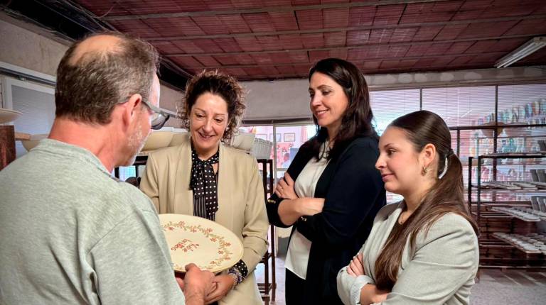 <i>Ana Mata en el taller de alfarería bailenense. / Junta de Andalucía.</i>