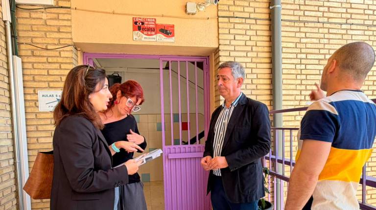 <i>Eva Funes y Javier Padorno visitan las obras del colegio Santo Tomás. / Ayuntamiento de Jaén.</i>