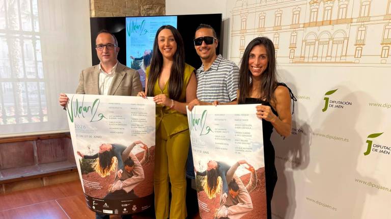 <i>José Ayala, María Dolores Ruiz, Mario Bermúdez y Catherine Coury posan con el cartel de esta sexta edición. / Diputación de Jaén.</i>