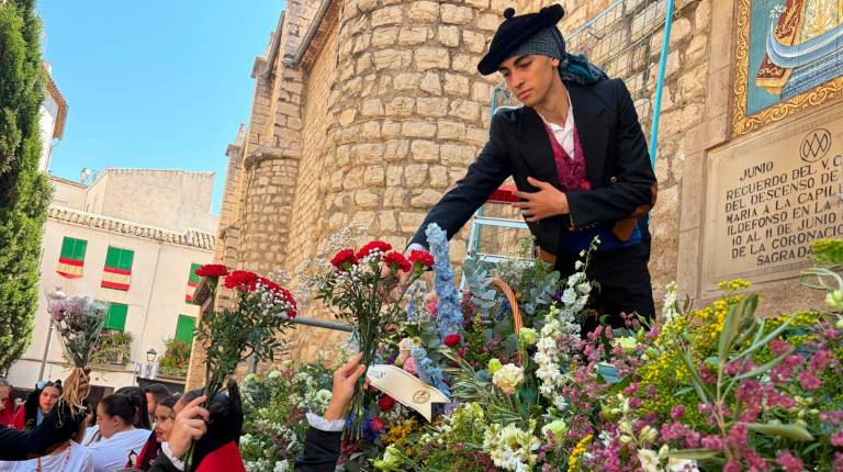 Tradición, música y folclore: Los mejores momentos de la ofrenda floral a la Virgen de la Capilla