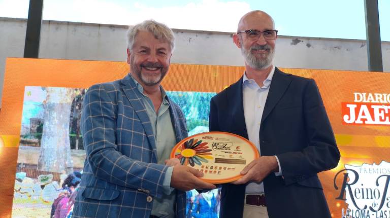 <i>El director de Diario JAÉN, Juan Espejo, y el historiador José Policarpo durante su intervención al recibir el premio. / Agustín Muñoz / Diario JAÉN.</i>