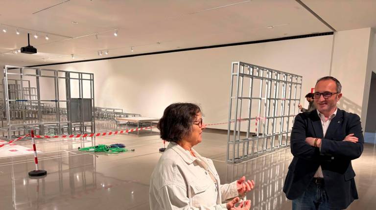 <i>José Ayala visita las obras de la exposición permanente del Museo Íbero. / Ana Isabel Bravo / Diario JAÉN.</i>