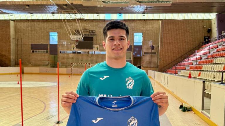 <i>Óscar Martínez posa con la camiseta del Avanza en el Pabellón de La Salobreja. / Avanza Jaén. </i>