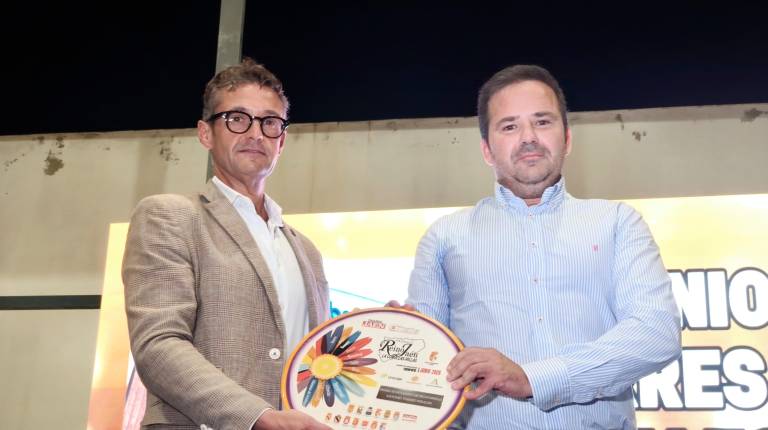 <i>Antonio Torres recibe el premio de Ayuntamiento de Villacarrillo de manos de Francisco Miralles. / Agustín Muñoz / Diario JAÉN</i>