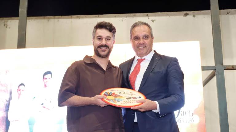 <i>Eleuterio Muñoz hace entrega a Juan Carlos García del premio especial de Diario JAÉN. / Agustín Muñoz / Diario JAÉN. </i>