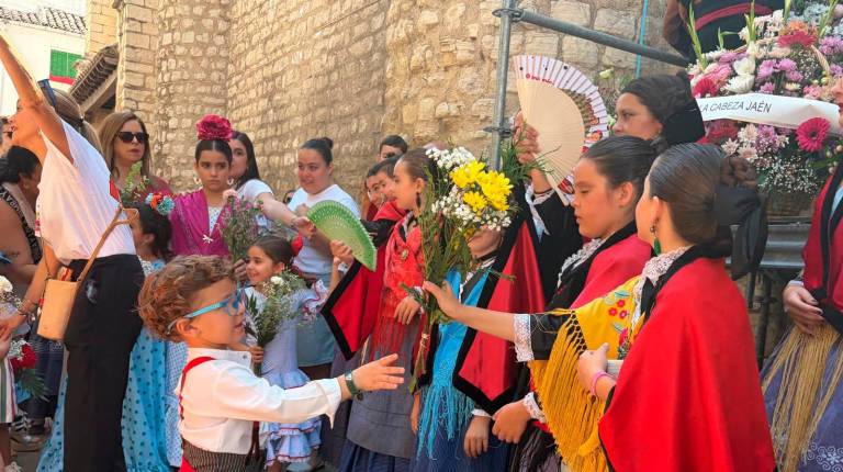 Tradición, música y folclore: Los mejores momentos de la ofrenda floral a la Virgen de la Capilla
