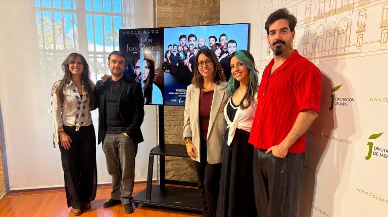 <i>África Colomo presenta la obra, junto al director Carlos Aceituno. / Diputación de Jaén.</i>