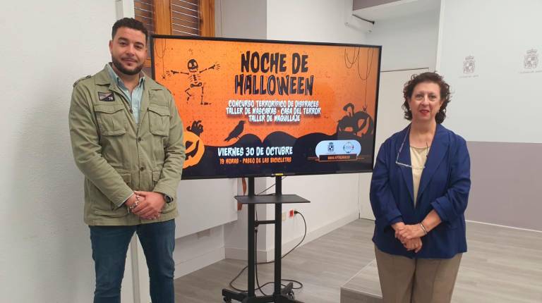 <i>Juan Francisco Ramírez y Carmen Elvira posan con el cartel. / Ayuntamiento de Jaén.</i>